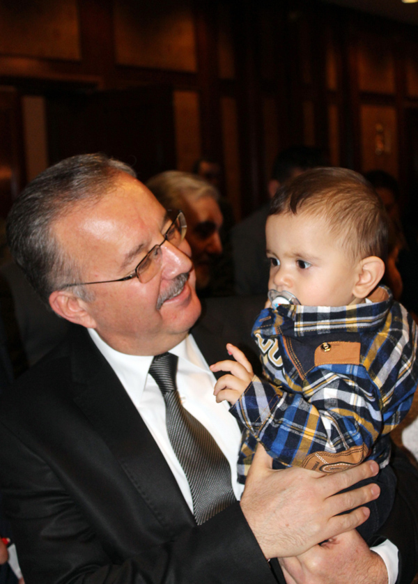 ozdemir-tek-tek-masalari-dolasti!.20150102165220..jpg