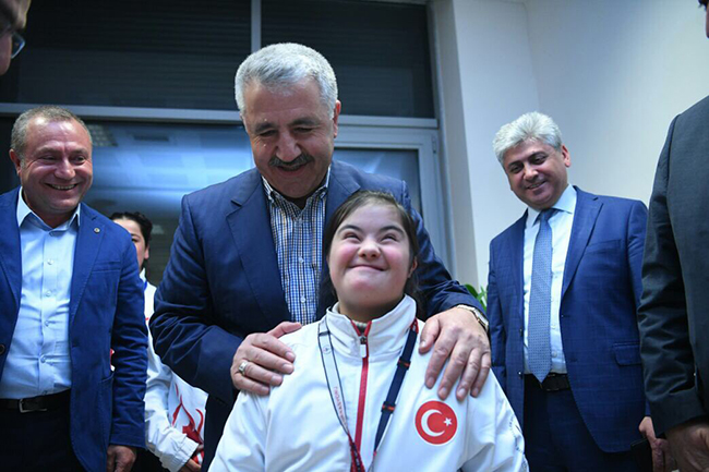 ozel-sporcular-bakan-arslan-ile-bulustu!-(1).jpg