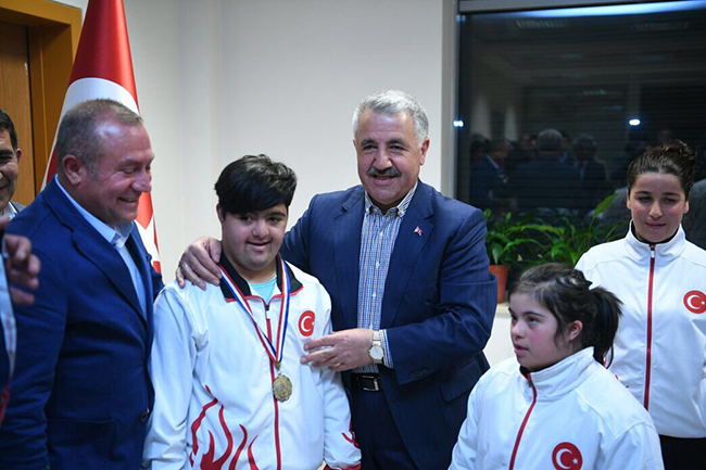 ozel-sporcular-bakan-arslan-ile-bulustu!-(2).jpg