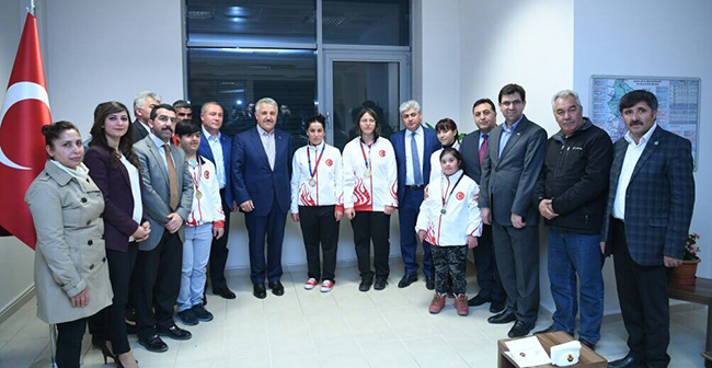 ozel-sporcular-bakan-arslan-ile-bulustu!-(5).jpg