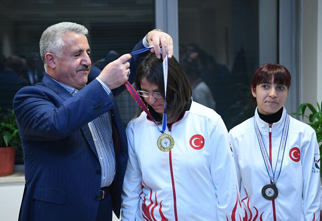 ozel-sporcular-bakan-arslan-ile-bulustu!-(8).jpg