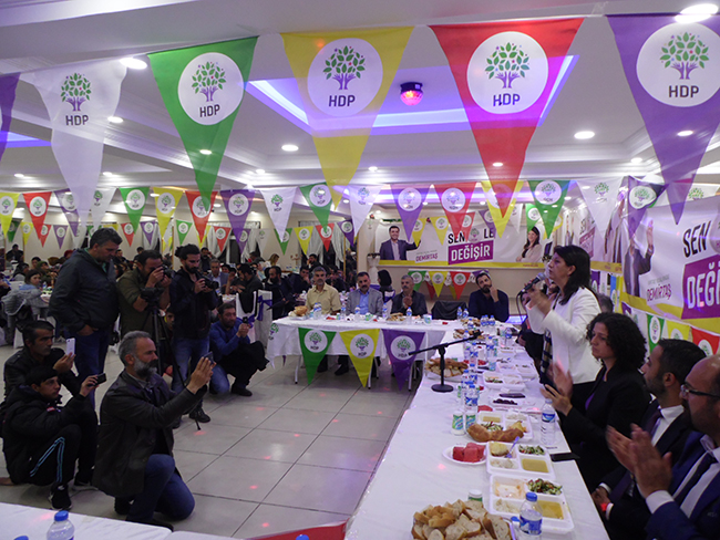 pervin-buldan-iftarini-kars’ta-acti-(8).jpg