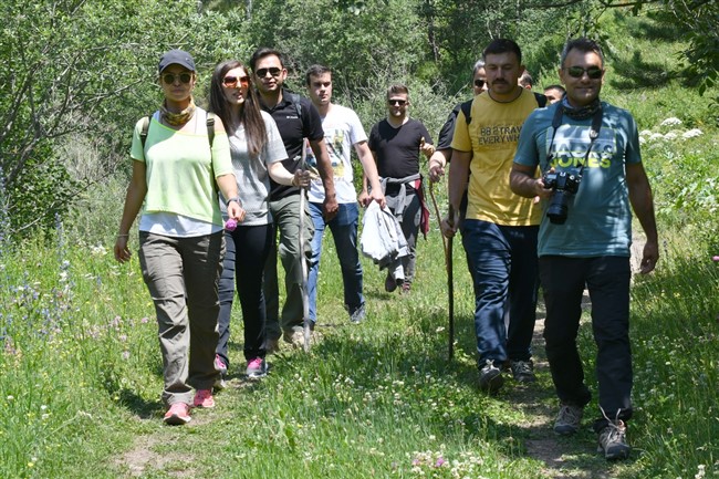 polis-ekiplerinden-sarikamisin-turizm-potansiyeline-katki-icin-doga-yuruyusu-(4).jpg