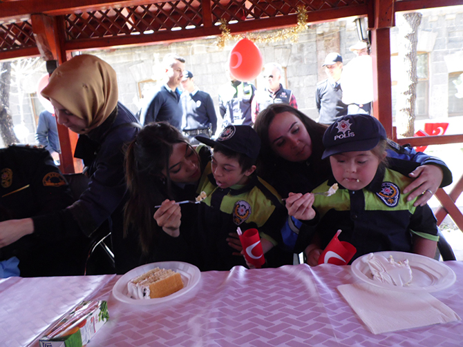 polis-haftasinda-karsta-engelli-cocuklar-unutulmadi-(10).jpg