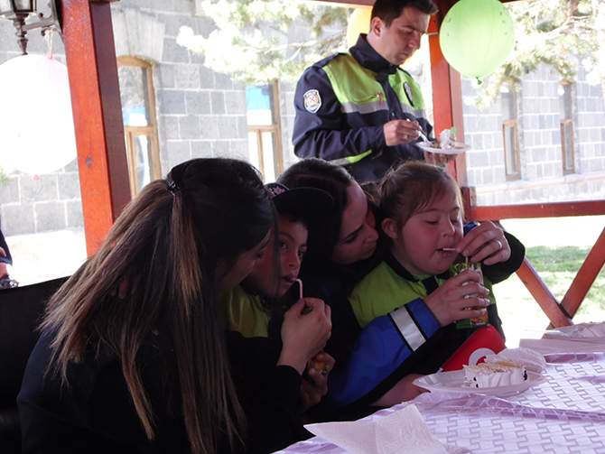 polis-haftasinda-karsta-engelli-cocuklar-unutulmadi-(11).jpg