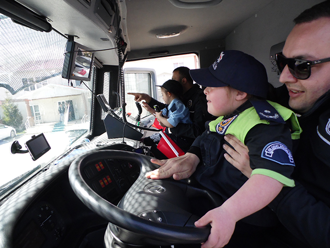 polis-haftasinda-karsta-engelli-cocuklar-unutulmadi-(15).jpg