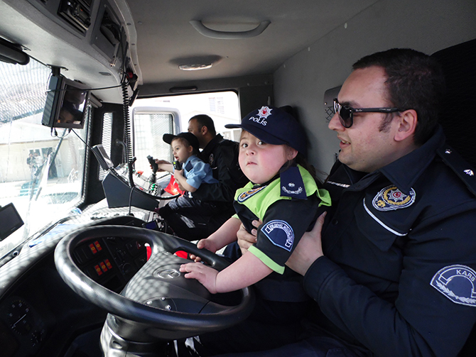 polis-haftasinda-karsta-engelli-cocuklar-unutulmadi-(16).jpg