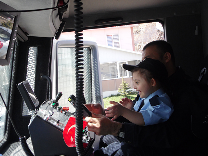 polis-haftasinda-karsta-engelli-cocuklar-unutulmadi-(17).jpg
