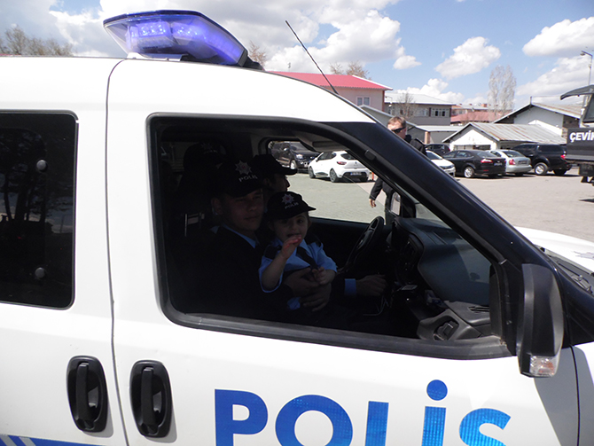 polis-haftasinda-karsta-engelli-cocuklar-unutulmadi-(2).jpg