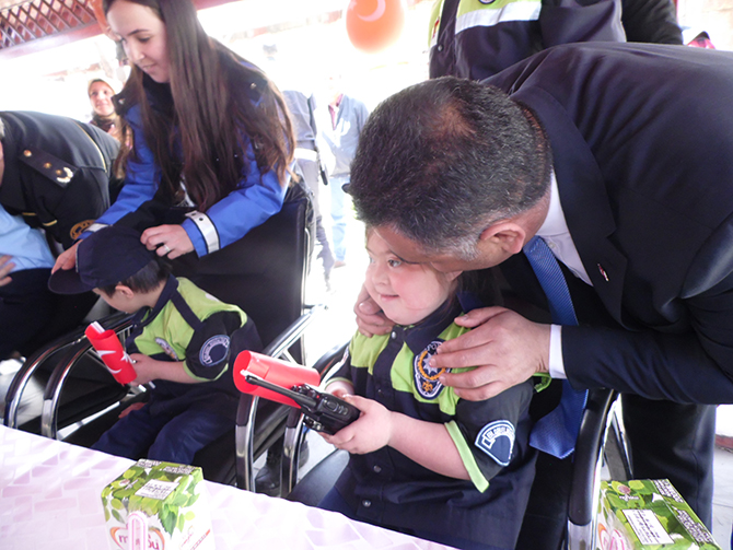 polis-haftasinda-karsta-engelli-cocuklar-unutulmadi-(6).jpg