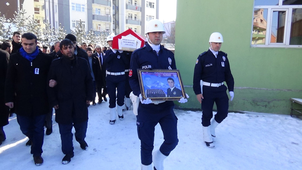 polis-memuru-gozyaslari-arasinda-topraga-verildi-(1).jpg