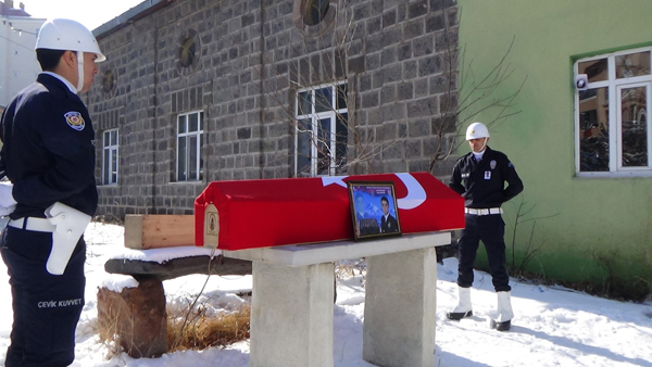 polis-memuru-gozyaslari-arasinda-topraga-verildi-(2).jpg