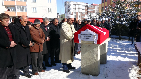 polis-memuru-gozyaslari-arasinda-topraga-verildi-(4).jpg