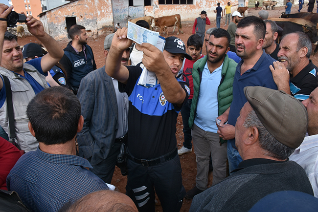 polisten-kars-hayvan-pazarinda-uygulamali-sahte-para-uyarisi-(3).jpg