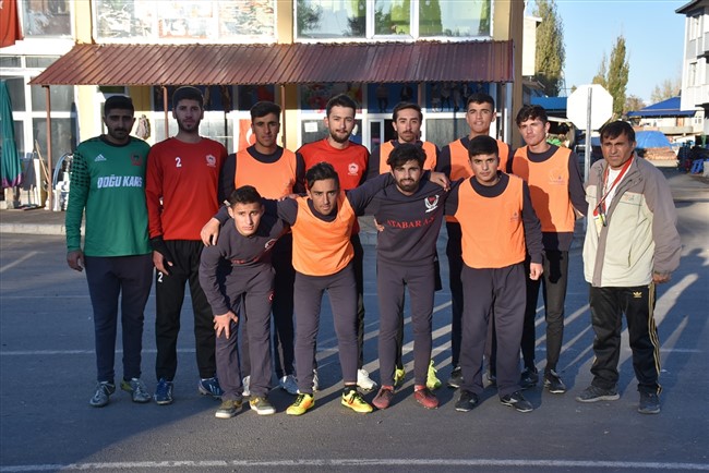 sahasi-olmayan-futbolcular,-asfalta-kilim-serip-antrenman-yapiyor-(15).jpg