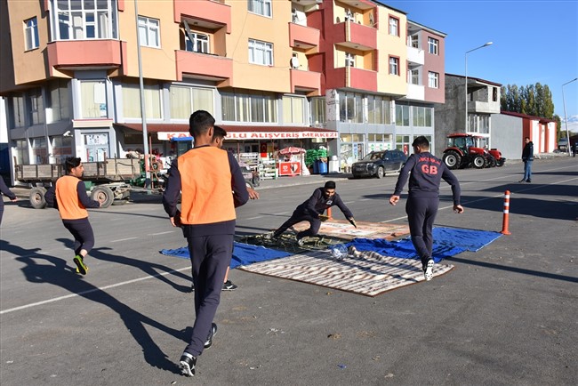 sahasi-olmayan-futbolcular,-asfalta-kilim-serip-antrenman-yapiyor-(7).jpg