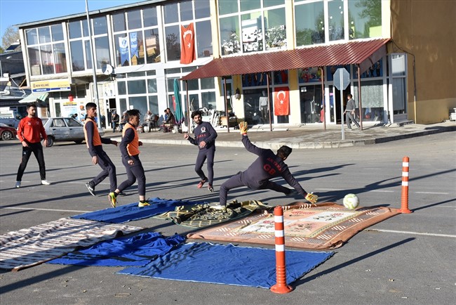 sahasi-olmayan-futbolcular,-asfalta-kilim-serip-antrenman-yapiyor-(9).jpg