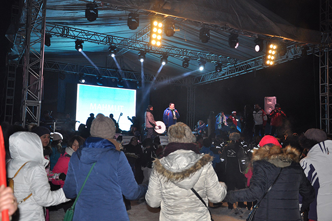 sarikamis’in-sogugunda-sanatci-mahmut-tuncer’den-sicak-konser-(9).jpg