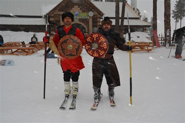sarikamis’ta-’kayi-boyu’-kiyafetleri-giydiler-(2).jpg