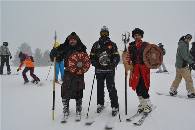 sarikamis’ta-’kayi-boyu’-kiyafetleri-giydiler-(6).jpg