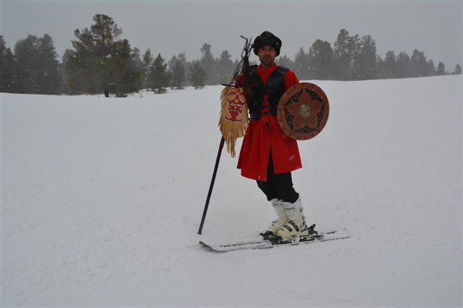 sarikamis’ta-’kayi-boyu’-kiyafetleri-giydiler-(8).jpg