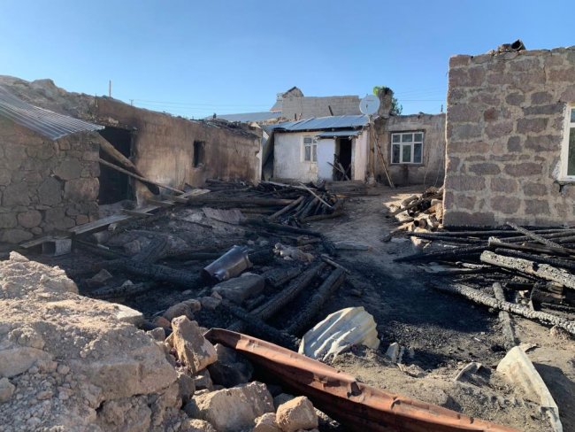 sarikamis’ta-4-ev-ve-5-ahir-yanginda-kul-oldu-(4).jpg