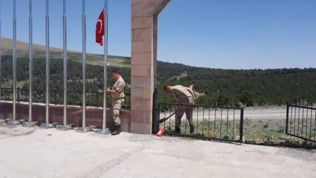 sarikamis’ta-jandarma-sehitliklerin-bayraklarini-degistirdi-(4).jpg