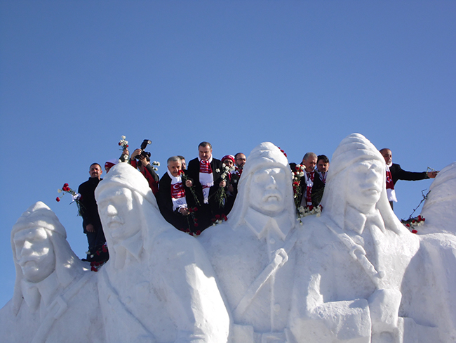 sarikamis’ta-kardan-sehit-askerler-heykelinin-acilisi-yapildi-(6).jpg
