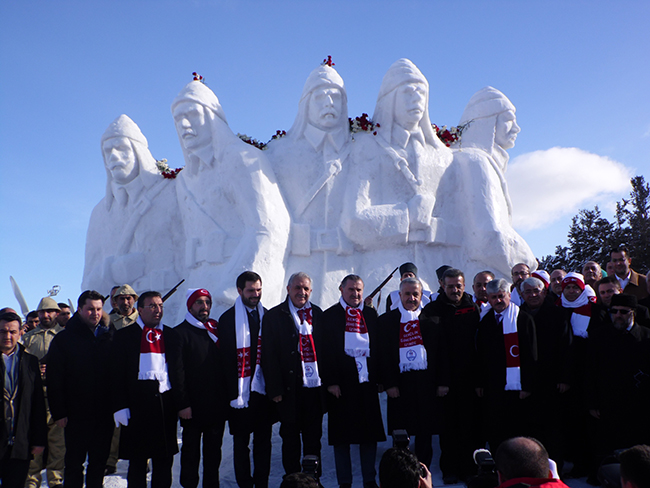 sarikamis’ta-kardan-sehit-askerler-heykelinin-acilisi-yapildi-(9).jpg
