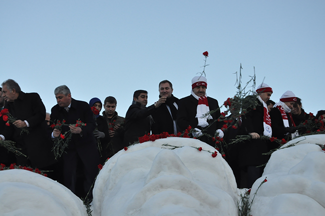 sarikamis’ta-kardan-sehit-heykelleri-acildi-(20).jpg