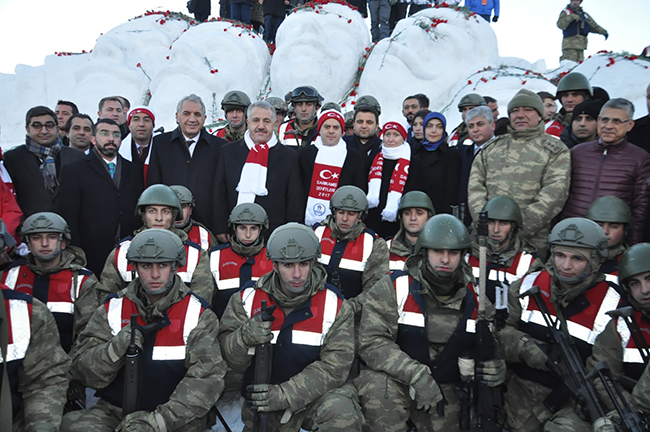 sarikamis’ta-kardan-sehit-heykelleri-acildi-(26).jpg