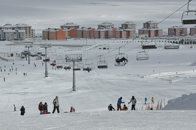 sarikamis’ta-kayak-keyfi-devam-ediyor-(1).jpg