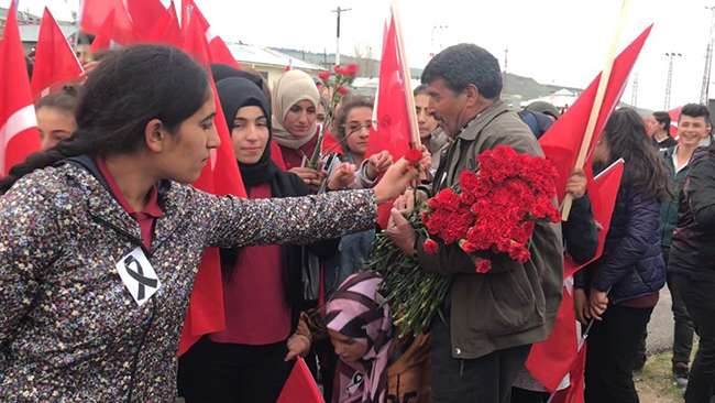 sarikamis’ta-ogrenciler-sehitler-icin-yurudu--(4).jpg