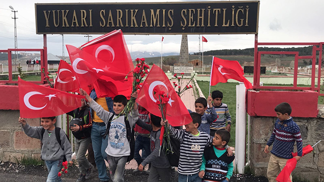 sarikamis’ta-ogrenciler-sehitler-icin-yurudu--(5).jpg