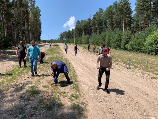 sarikamis’ta-vatandaslar-kayak-merkezinin-taslarini-temizledi-(2).jpg