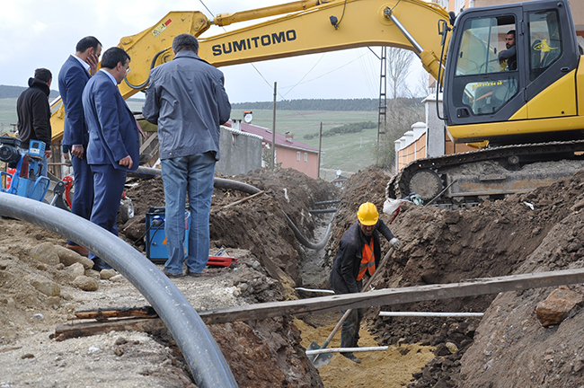 sarikamis-belediyesi-ilcenin-100-yillik-icme-suyu-sebekesini-degistiriyor-(2).jpg