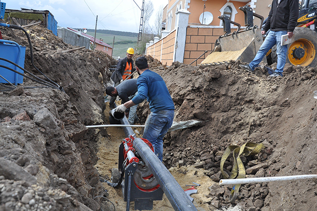 sarikamis-belediyesi-ilcenin-100-yillik-icme-suyu-sebekesini-degistiriyor-(3).jpg