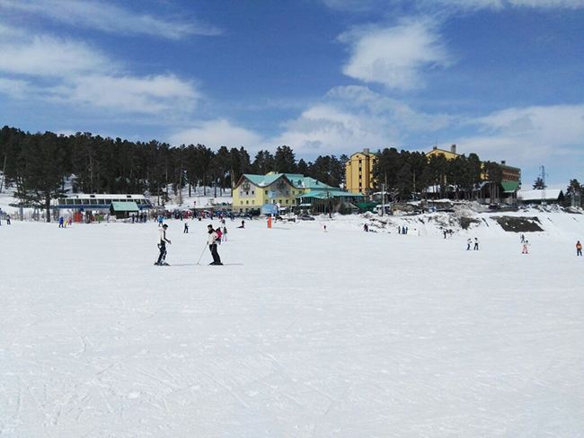 sarikamis-cibiltepe-kayak-merkezinde-hafta-sonu-yogunlugu-(10).jpg