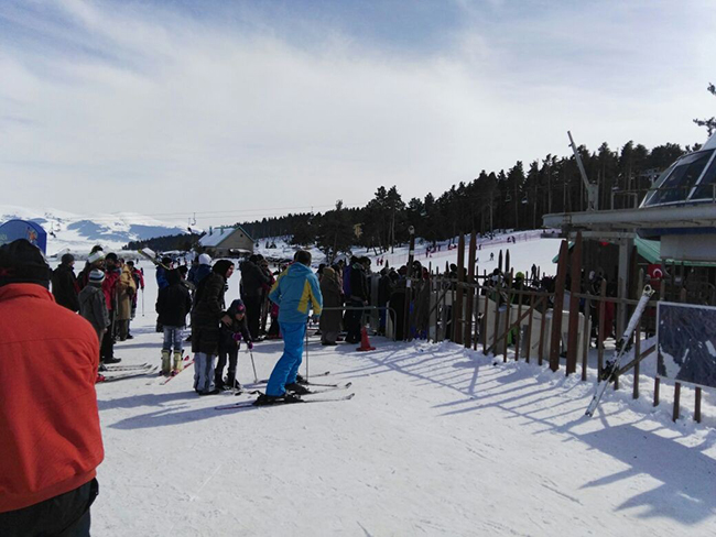 sarikamis-cibiltepe-kayak-merkezinde-hafta-sonu-yogunlugu-(13).jpg