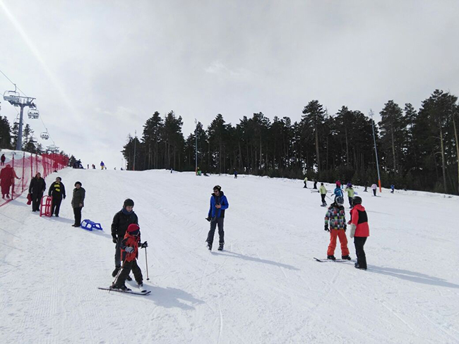 sarikamis-cibiltepe-kayak-merkezinde-hafta-sonu-yogunlugu-(3).jpg