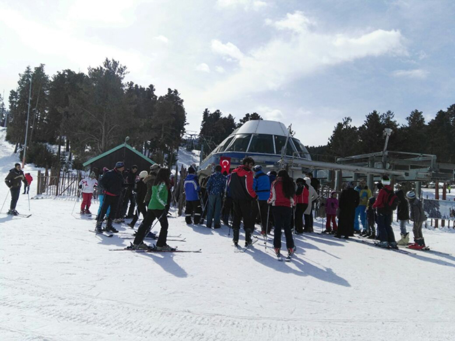 sarikamis-cibiltepe-kayak-merkezinde-hafta-sonu-yogunlugu-(5).jpg