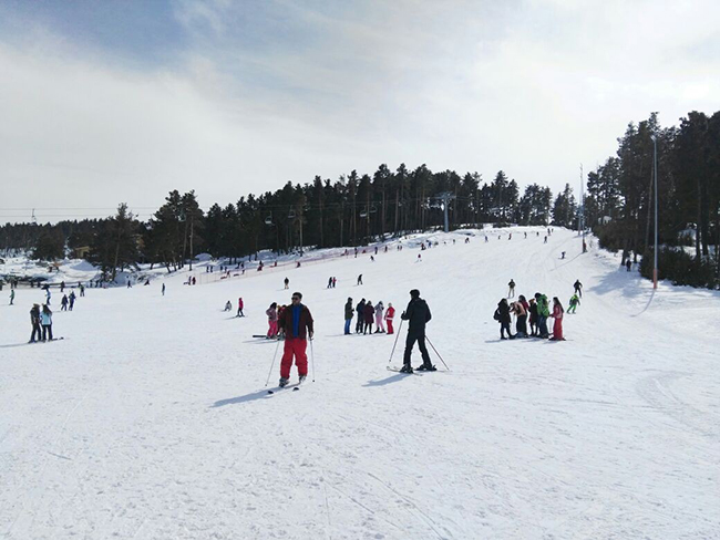 sarikamis-cibiltepe-kayak-merkezinde-hafta-sonu-yogunlugu-(6).jpg