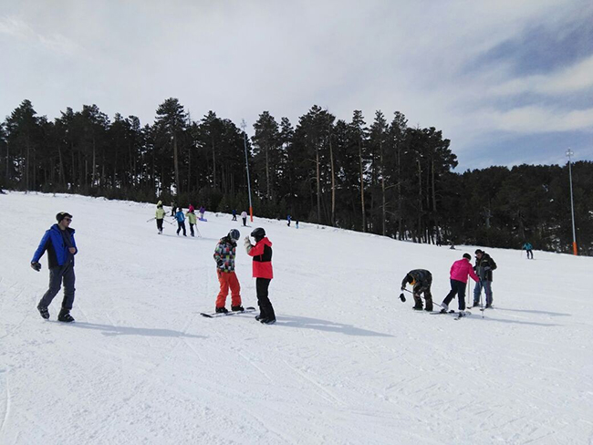sarikamis-cibiltepe-kayak-merkezinde-hafta-sonu-yogunlugu-(7).jpg