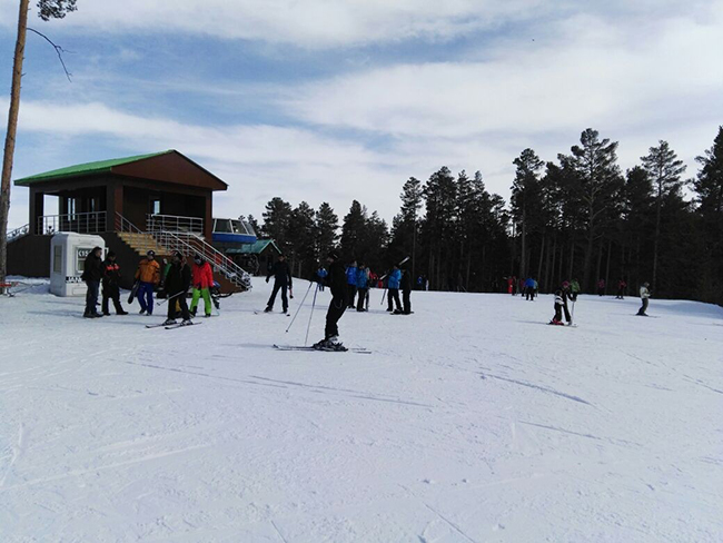 sarikamis-cibiltepe-kayak-merkezinde-hafta-sonu-yogunlugu-(9).jpg
