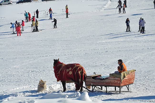 sarikamis-kayak-merkezi-hafta-sonu-doldu-tasti--(10).jpg