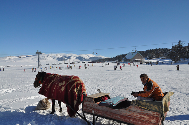 sarikamis-kayak-merkezi-hafta-sonu-doldu-tasti--(11).jpg