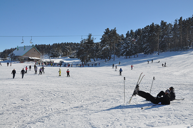 sarikamis-kayak-merkezi-hafta-sonu-doldu-tasti--(13).jpg