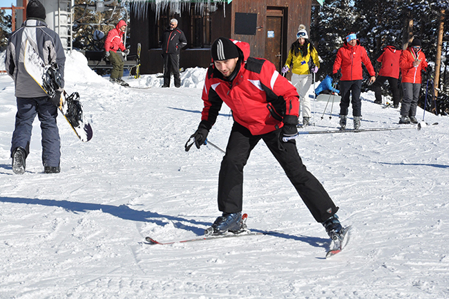 sarikamis-kayak-merkezi-hafta-sonu-doldu-tasti--(6).jpg