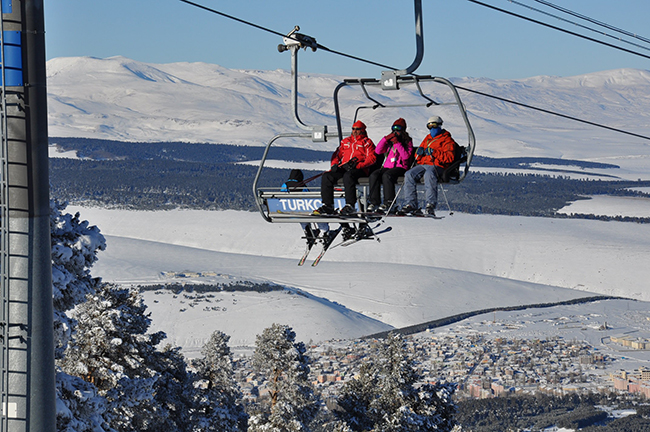 sarikamis-kayak-merkezi-hafta-sonu-doldu-tasti--(7).jpg