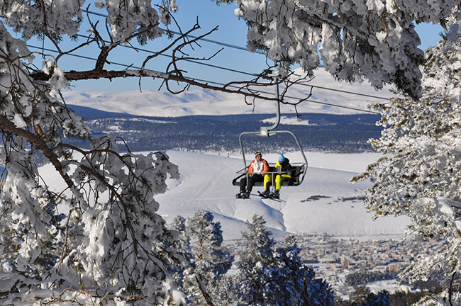 sarikamis-kayak-merkezi-hafta-sonu-doldu-tasti--(8).jpg